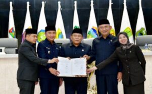 DPRD Provinsi Jawa Barat gelar rapat paripurna penandatanganan nota kesepakatan bersama antara gubernur dan DPRD Jawa Barat atas perubahan rancangan Kebijakan Umum Anggaran (KUA) dan Prioritas Plafon Anggaran (PPAS) Tahun Anggaran atau TA 2024. Penandatangan tersebut dilakukan dalam rapat paripurna yang dipimpin oleh langsung oleh Ketua DPRD Provinsi Jawa Barat Brigadir Jenderal TNI (Purn) Taufik Hidayat, turut mendampingi Wakil Ketua DPRD Jawa Barat Achmad Ru’yat dan Ineu Purwadewi Sundari, Oleh Soleh. Hadir Pj Gubernur Jabar Bey Triadi Machmudin dan Forum Koordinasi Pimpinan Daerah (Forkompimda) Jabar.