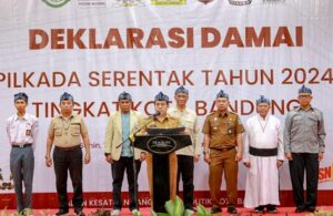 Perlehatan Pemilihan Wali Kota Bandung tahun 2024 tinggal menghitung hari. Tepat tanggal 27 November 2024, kegiatan tersebut diselenggarakan secara serentak. "Pilkada di Kota Bandung tinggal menghitung hari, sekitar 105 hari ke depan. Tentunya kita harus juga berkaca Pemilu bulan Februari lalu, bisa selenggarakan damai dan kondusif," kata Penjabat Wali Kota Bandung, Bambang Tirtoyuliono pada kegiatan Deklarasi Damai Pilkada Serentak Tahun 2024 Tingkat Kota Bandung, di Hotel Horison, Senin 12 Agustus 2024. Ia mengatakan, angka partisipasi pemilu pada Pilpres lalu mencapai 82,9 persen dari total Daftar Pemilih Tetap (DPT) sekitar 1.871.381 pemilih.