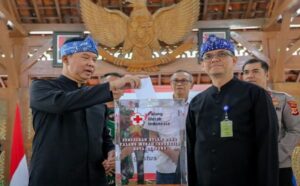 Palang Merah Indonesia (PMI) Kota Bandung bersama Pemerintah Kota (Pemkot) Bandung kembali mencanangkan bulan dana PMI tahun 2024. Pelaksanaan yang dimulai 17 Agustus 2024 sampai 17 November 2024 ditargetkan meraih dana Rp1,8 miliar. "PMI Kota Bandung merupakan organisasi yang sudah sejak lama hadir di tengah-tengah masyarakat sebagai ujung tombak dalam berbagai aksi kemanusiaan, baik dalam menangani bencana alam. Ini pun mampu membantu korban kecelakaan, hingga menggalang bantuan darah yang sangat dibutuhkan oleh masyarakat," kata Penjabat Sekda Kota Bandung, Dharmawan pada kegiatan Bulan Dana PMI Kota Bandumg tahun 2024, di Pendopo Kota Bandung, Kamis 15 Agustus 2024.