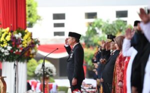 Penjabat Gubernur Jawa Barat Bey Machmudin menjadi inspektur upacara pada acara Pengibaran Bendera Negara Sang Merah Putih dalam rangka peringatan Hari Ulang Tahun (HUT) Ke-79 Kemerdekaan Republik Indonesia tingkat Provinsi Jawa Barat tahun 2024 di Lapangan Gasibu, Kota Bandung, Sabtu (17/8/2024). Pada tahun ini peringatan HUT ke-79 RI mengusung tema "Nusantara Baru Indonesia Maju,". Tema tersebut menurut Bey bukan hanya sekadar slogan. Tema ini mengandung semangat yang menggugah semua pihak untuk terus berinovasi, beradaptasi, dan bergerak maju dalam mewujudkan cita-cita besar bangsa ini.