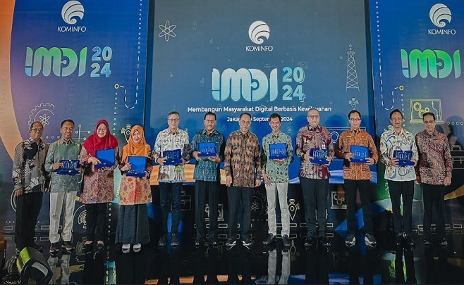 Kota Bandung meraih penghargaan Skor Indeks Masyarakat Digital Indonesia (IMDI) Kategori Sangat Tinggi 2024 dari Kementerian Komunikasi dan Informatika (Kemenkominfo RI). Penghargaan diberikan Menteri Kominfo RI, dan diterima Kepala Dinas Komunikasi dan Informatika (Diskominfo) Kota Bandung Yayan A. Brilyana yang mewakili Penjabat Wali Kota Bandung di The Westin, Jakarta, Selasa 10 September 2024.