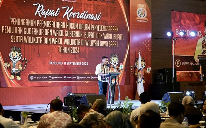 Penjabat Gubernur Jawa Barat Bey Machmudin mengungkapkan sejauh ini hingga akhir masa pendaftaran pasangan calon (paslon) kepala daerah pada Pilkada Serentak 2024, Jabar masih kondusif tanpa ada gejolak yang terjadi. Ia tetap menekankan akan pentingnya hukum dan aturan untuk diterapkan secara efektif, terutama oleh seluruh petugas pemilu guna meminimalkan potensi sengketa. Hal tersebut disampaikannya usai menghadiri acara Rapat Koordinasi Penanganan Permasalahan Hukum dalam Penyelenggaraan Pemilihan Gubernur dan Wakil Gubernur, Bupati dan Wakil Bupati serta Wali Kota dan Wakil Wali Kota di Wilayah Jawa Barat Tahun 2024 di Hotel Holiday Inn, Kota Bandung, Rabu (11/9/2024).