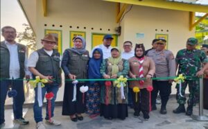 Kesedihan yang dialami oleh Suhanah (73) bertransformasi menjadi kebahagiaan setelah rumahnya berhasil direnovasi melalui program rumah tinggal layak huni dari BAZNAS Jabar berkolaborasi dengan Jabar Bergerak. Pemilik rumah adalah seorang wanita lanjut usia bernama Suhanah, di usia senjanya dia harus mengurus cucunya yang masih kecil dan yatim piatu. Pengerjaan bedah rumah yang memakan waktu selama 25 hari itu telah rampung pada 30 Agustus 2024. Peresmian rumah Suhanah ditandai dengan pemotongan pita oleh Pj Wali Kota Banjar, Ida Wahida Hidayati, sebagai simbol selesainya pembangunan rumah layak huni tersebut di Lingkungan Sukarame RT 01/25, Kelurahan Mekarsari, Kecamatan Banjar, Kota Banjar, Jawa Barat. Renovasi rumahnya ini merupakan bagian dari program bantuan sosial yang telah dijalankan. Selain renovasi, Suhanah juga menerima bantuan perabotan rumah tangga lengkap, yang semakin meningkatkan kenyamanan hidupnya.