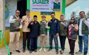 Program "Sajaber" (Sarana Jamban Bersama) yang digagas oleh BAZNAS Jabar berkolaborasi dengan Baznas Jawa Barat dan Kwarda Jabar, meresmikan fasilitas MCK (Mandi, Cuci, Kakus) pada Sabtu (31/8) di Dusun Sukajaya, RT 28 RW 08 Desa Margamulya, Kecamatan Kawali, Kabupaten Ciamis. Perwakilan BAZNAS Jawa Barat, Achmad Faisal, menekankan pentingnya fasilitas MCK yang layak. “MCK yang memadai adalah kebutuhan dasar yang krusial untuk meningkatkan kualitas hidup masyarakat.