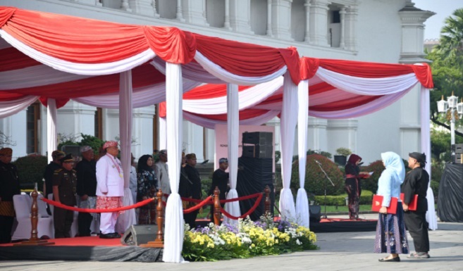 Sekretaris Daerah Provinsi Jawa Barat Herman Suryatman menyampaikan penghormatan dan apresiasi mendalam kepada para guru dalam upacara peringatan Hari Guru Nasional 2024 Tingkat Provinsi Jawa Barat. Bertempat di halaman depan Gedung Sate, Kota Bandung, Senin (25/11/2024), ditemui seusai acara, Herman menegaskan bahwa guru bukan hanya agen pendidikan, tetapi juga agen peradaban yang membentuk masa depan bangsa.