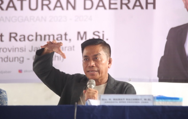 Anggota Dewan Perwakilan Rakyat Daerah (DPRD) Provinsi Jawa Barat Drs. Mamat Rachmat, M.Si sebarluaskan Peraturan Daerah (Perda) Provinsi Jawa Barat No. 14 Tahun 2019 Tentang Penyelenggaraan Kesehatan kepada masyarakat Baros, Kota Cimahi, Jum'at (29/11/2024). Dalam kesempatan tersebut, Mamat mengatakan penyelenggaraan kesehatan sebagai upaya pemerintah untuk menciptakan tingkat kesehatan yang optimal bagi masyarakat.