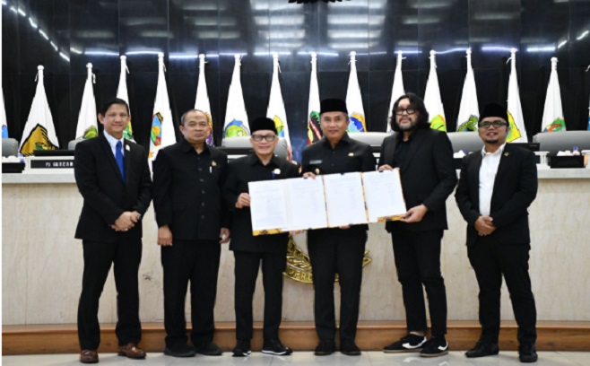 Pemda Provinsi Jabar bersama DPRD sepakat menyetujui APBD tahun anggaran 2025. Persetujuan APBD Jabar 2025 disetujui dalam Rapat Paripurna Persetujuan Raperda APBD Tahun Anggaran 2025 menjadi Perda di Gedung DPRD Jabar, Jalan Diponegoro, Kota Bandung, Jumat (8/11/2024) malam. Penjabat Gubernur Bey Machmudin mengapresiasi karena persetujuan dilakukan lebih awal dari batas akhir 30 November 2024.