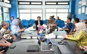 Sekretaris Daerah Provinsi Jawa Barat Herman Suryatman menyampaikan arahan strategis bagi para pejabat struktural RSUD Al-Ihsan Provinsi Jabar di Kabupaten Bandung, Jumat (1/11/2024). Dalam kesempatan itu Herman memberikan pandangannya terkait pentingnya kesinambungan kepemimpinan dan kesiapan organisasi menghadapi perubahan, khususnya dalam transisi dari kepemimpinan Dewi Basmala ke PIt. Direktur RSUD Al-Ihsan Ferry Achmad.