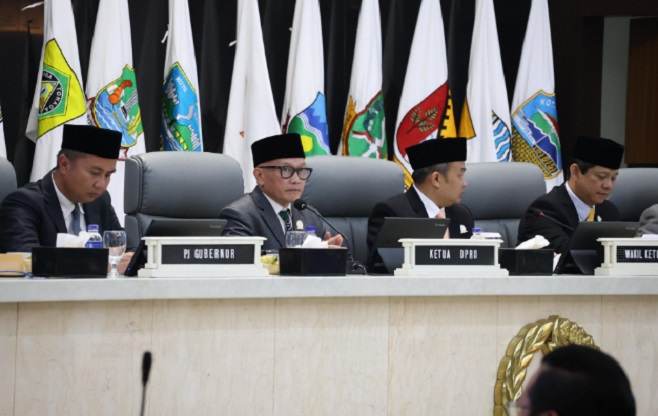 DPRD Provinsi Jawa Barat kembali menggelar rapat paripurna membahas 3 agenda penting. Tiga agenda penting tersebut diantaranya; agenda pertama laporan Badan Pembentukan Peraturan Daerah (Bapemperda), persetujuan DPRD terhadap Program Pembentukan Peraturan Daerah (Propemperda) 2025, dan sambutan Penjabat (Pj) Gubernur Jawa Barat Bey Triadi Machmudin. Agenda kedua, penetapan perubahan Rencana Kerja (Renja) DPRD Provinsi Jawa Barat Tahun 2025, dan Agenda ketiga pengambilan sumpah atau janji anggota DPRD Jawa Barat sisa masa jabatan 2024-2029 dari Fraksi Partai Gerindra, Syahrir.