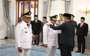 Penjabat (Pj) Gubernur Jawa Barat Bey Machmudin melantik Budi Waluya sebagai Pj Bupati Ciamis dan Agus Toyib sebagai Pj Bupati Kuningan di Gedung Pakuan, Kota Bandung, Jumat (1/11/2024). Bey menuturkan, kedua wilayah yang berada di timur Jawa Barat tengah menghadapi berbagai sejumlah tantangan. Hal itu harus segera ditangani dengan menghadirkan kebermanfaatan bagi masyarakat Ciamis dan Kuningan. "Tentu masyarakat berharap program-program yang telah berjalan dapat dilanjutkan dan dituntaskan," sebut Bey.