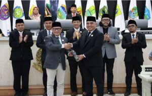 Dewan Perwakilan Rakyat Daerah (DPRD) Provinsi Jawa Barat melaksanakan Pelantikan atau pengambilan sumpah H. Syahrir, SE.M.IPOL menggantikan (PAW) Anggota DPRD Jawa Barat M. BN Holik Qodratullah daerah pemilihan Jabar IX dari Fraksi Gerindra dalam rapat paripurna, Jumat (8/11/2024). Resmi menjadi Anggota DPRD Provinsi Jawa Barat, Syahrir bakal memperjuangkan beberapa masalah salah satunya; kemudahan masyarakat terhadap akses kesehatan, ketersedian pupuk bagi para petani, wajib belajar 12 tahun yang dinilai masih perlu ditingkatkan, termasuk pembangunan sekolah SMA Negeri atau SMK Negeri di setiap kecamatan dan lainnya