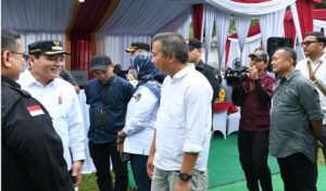 Penjabat Gubernur Jawa Barat Bey Machmudin meninjau pelaksanaan pencoblosan Pilkada Serentak 2024 di TPS 08 Bojong Koneng, Kecamatan Babakan Madang, Kabupaten Bogor, Rabu (27/11/2024). Tiba di TPS 08, sekitar pukul 09.00 WIB, Bey ingin memastikan tahapan pilkada  berjalan aman, lancar, dan kondusif. "Sejauh ini aman tidak ada laporan apapun, semua lancar," ucapnya.