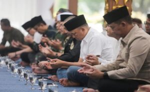 Komisi Pemilihan Umum (KPU) Kota Bandung menggelar acara doa bersama lintas agama di Aula Pendopo Kota Bandung, Sabtu 23 November 2024. Kegiatan ini menjadi penutup rangkaian masa kampanye Pemilihan Gubernur dan Wakil Gubernur Jawa Barat, serta Wali Kota dan Wakil Wali Kota Bandung 2024. Ketua KPU Kota Bandung, Khoirul Anam Gumilar Winata, dalam sambutannya menekankan pentingnya kebersamaan dalam menciptakan Pilkada yang damai. “Proses demokrasi seringkali menguras energi, pikiran, dan emosi. Oleh karena itu, momen ini menjadi penting untuk menguatkan persatuan dan persaudaraan,” ujarnya.