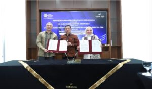 bank bjb terus memperkuat posisi bisnisnya dengan menjalin berbagai sinergi strategis demi memberikan manfaat optimal bagi para pemegang saham dan nasabah. Komitmen ini diwujudkan melalui kolaborasi dengan PT Kliring Berjangka Indonesia (KBI), yang menjadikan bank bjb sebagai Bank Pembangunan Daerah (BPD) pertama di Indonesia yang berperan sebagai Bank Penyimpan Dana Margin. Sinergi ini diresmikan melalui penandatanganan Perjanjian Kerja Sama (PKS) antara bank bjb dan PT Kliring Berjangka Indonesia pada Jumat, 22 November 2024, di Gedung T-Tower Jakarta.Penandatanganan kerja sama ini dilakukan oleh Direktur Komersial dan UMKM bank bjb Nancy Adistyasari serta DirekturUtama KBI Budi Susanto dan Direktur Keuangan dan ManajemenRisiko KBI Adiyasa Suhadibroto yang juga turut dihadiri olehjajaran manajemen bank bjb dan KBI. Kerja sama ini menjadi langkah strategis untuk memperluas ekosistem bisnis kedua belah pihak, khususnya dalam pemanfaatan produk, jasa dan layanan perbankan yang saling menguntungkan.