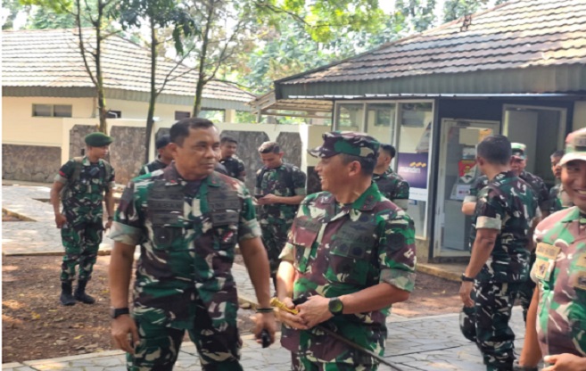 Pangdam III/Siliwangi, Mayjen TNI Dadang Arif Abdurahman, S.E., M.Si., melihat secara langsung pelaksanaan Latihan Komando dan Pengendalian Operasi Taktis (Latkodalopstis) Kostrad TA. 2024 di Mako Divif 1/Kostrad Cilodong, Jum’at (08/11/2024). Latihan digelar selama 12 hari mulai tanggal 7 s.d. 18 November 2024 dengan metode drill taktis dilaksanakan untuk melatih kemampuan personel dalam pengendalian dan komunikasi pada sebuah operasi termasuk penggunaan alat perlengkapan tempur prajurit terkini yang dimiliki oleh TNI AD, seperti BMS Personel dan BMS Alutsista.