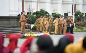 Penjabat (Pj.) Gubernur Jawa Barat Bey Machmudin menjadi pembina apel pagi Sekretariat Daerah (Setda) dan BPKAD Provinsi Jabar di Gedung Sate, Kota Bandung, Senin (4/11/2024). Dalam apel tersebut, Bey bersama Aparatur Sipil Negara (ASN) mendeklarasikan Netralitas ASN dalam Pilkada Serentak Jabar 2024. Selain itu, Bey juga menyerahkan SK Pensiun, Piagam Penghargaan, Tabungan Hari Tua, dan KTP Elektronik bagi ASN yang memasuki masa purnatugas. Tak cuma itu, Bey pun menyematkan secara simbolis kenaikan Pangkat Luar Biasa kepada ASN di Lingkungan Pemda Provinsi Jabar.