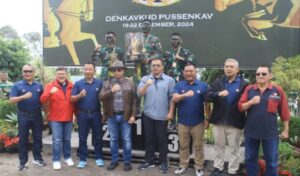 Pangdam III/Siliwangi, Mayjen TNI Dadang Arif Abdurahman, S.E., M.Si., CHRMP, mendampingi Panglima TNI, Jenderal TNI Agus Subiyanto, S.E., M.Si., dan Kasad Jenderal TNI Maruli Simanjuntak, M.Sc., membuka Lomba Berkuda Piala Panglima TNI Tahun 2024 yang berlangsung di Komplek Detasemen Kavaleri Berkuda (Denkavkud), Jln. Kolonel Masturi, Desa Karyawangi, Kecamatan Parongpong, Kabupaten Bandung Barat, Sabtu (21/12/2024).