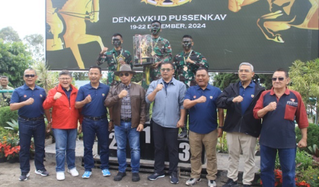 Pangdam III/Siliwangi, Mayjen TNI Dadang Arif Abdurahman, S.E., M.Si., CHRMP, mendampingi Panglima TNI, Jenderal TNI Agus Subiyanto, S.E., M.Si., dan Kasad Jenderal TNI Maruli Simanjuntak, M.Sc., membuka Lomba Berkuda Piala Panglima TNI Tahun 2024 yang berlangsung di Komplek Detasemen Kavaleri Berkuda (Denkavkud), Jln. Kolonel Masturi, Desa Karyawangi, Kecamatan Parongpong, Kabupaten Bandung Barat, Sabtu (21/12/2024).