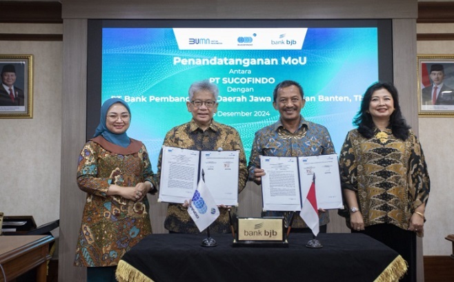 bank bjb terus menunjukkan komitmennya dalam memperkuat sinergi kolaborasi sebagai langkah strategis untuk mengakselerasi bisnis di tengah berbagai tantangan ekonomi. Pada Kamis, 5 Desember 2024, bank bjb secara resmi menandatangani Nota Kesepahaman (MoU) dengan PT Sucofindo di Graha Sucofindo, Jakarta Selatan. Kerja sama ini bertujuan untuk memanfaatkan produk dan layanan masing-masing pihak secara optimal. Turut hadir Direktur Utama bank bjb Yuddy Renaldi, Direktur Komersial & UMKM bank bjb Nancy Adistyasari beserta jajaran, Direktur Utama PT Socufindo Jobi Triananda Hasjim, Direktur Keuangan dan Manajemen Risiko PT Sucofindo Evi Afiatin beserta jajaran. Dalam kerja sama ini, lingkup kolaborasi antara bank bjb dan PT Sucofindo mencakup berbagai aspek strategis. PT Sucofindo, yang dikenal sebagai perusahaan inspeksi pertama di Indonesia, bergerak di bidang jasa inspeksi, pengujian, sertifikasi, pelatihan, dan konsultansi. bank bjb, dengan portofolio produk perbankan yang luas, menghadirkan solusi yang mampu menjawab kebutuhan organisasi dan perusahaan, termasuk pengelolaan dana, pemberian kredit, serta layanan perbankan digital.