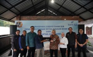 Jajaran Direksi bank bjb menghadiri kegiatan sarasehan dengan peternak mitra binaan bank bjb dan PT Agro Sari Satwa di Baturiti, Kabupaten Tabanan, Bali pada Senin, 16 Desember 2024. Bank bjb berkomitmen memperluas sinergi dan kolaborasi, termasuk dengan para pelaku usaha mikro, kecil, dan menengah (UMKM) yang bergerak di sektor peternakan. Sektor ini dinilai layak mendapatkan dukungan perbankan karena berkontribusi signifikan dalam membuka lapangan kerja, memperkuat perekonomian lokal, dan menjaga ketahanan pangan nasional. Kegiatan sarasehan ini, dihadiri langsung Direktur Utama bank bjb, Yuddy Renaldi dan Founder PT Agro Sari Satwa, Ir. I Gusti Made Putra Wibawa. Juga turut hadir, Direktur Komersial dan UMKM bank bjb, Nancy Adistyasari dan Pemimpin Divisi UMKM Deny Mulyadi.