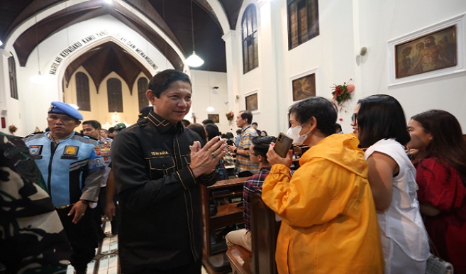 Wakil Ketua DPRD Provinsi Jawa Barat, M.Q Iswara meninjau langsung Pelaksanaan Malam Misa Natal 2024 di beberapa gereja di Kota Bandung. Pemantauan pelaksanaan misa Natal dilakukan di Gereja Katedral di Jalan Merdeka, serta Gereja HKGB di Kawasan Jalan L. L. R.E. Martadinata Kota Bandung, Selasa Malam (24/12/24). Dalam pantauannya, Iswara menyebut pelaksanaan Natal di Kota Bandung dan beberapa daerah lainnya berlangsung dengan aman, damai, dan lancar. Sebagai anak bangsa Iswara menekankan budaya saling menghormati harus terus dilakukan.