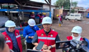 Saluran pipa induk milik Perumda (PDAM) Tirtawening Kota Bandung terjadi kebocoran yang berada di Jalan Stasiun Barat Banjaran, Kabupaten Bandung, Jawa Barat. Sekitar 40 ribu pelanggan terdampak sementara atas kebocoran saluran pipa induk tersebut. Menurut Direktur Teknik PDAM Tirtawening Kota Bandung, Joni Mulyadi, kebocoran tersebut terjadi pada Selasa, 24 Desember 2024 kemarin. Awalnya, diakui Joni, PDAM mendapat laporan dari warga adanya rembesan air keluar dari salah satu garasi kendaraan.