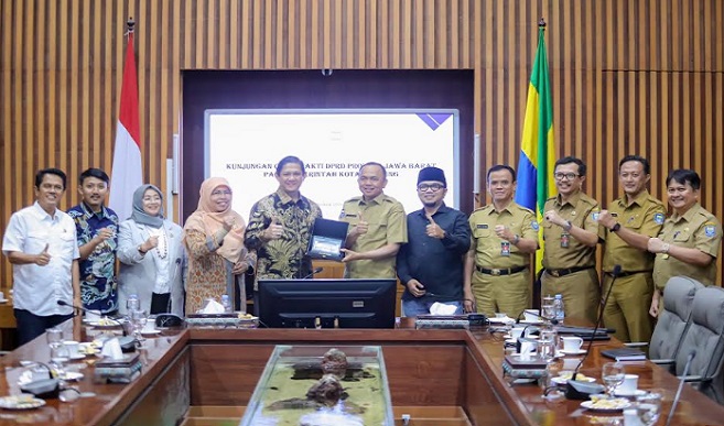 Pemerintah Kota (Pemkot) Bandung menerima kunjungan kerja Citra Bakti DPRD Provinsi Jawa Barat di Balai Kota Bandung, Senin 23 Desember 2024. Pertemuan ini membahas sejumlah isu strategis dan sinergi antara pemerintah provinsi dan kota untuk mendukung pembangunan di ibu kota Jawa Barat. Ketua rombongan DPRD Provinsi Jawa Barat, M.Q. Iswara menyampaikan beberapa isu strategis yang dibahas antara lain pengembangan koridor Bus Rapid Transit (BRT), penanganan banjir, persampahan, pendidikan kesehatan dan perbaikan lingkungan, terutama di Kawasan Bandung Utara (KBU).