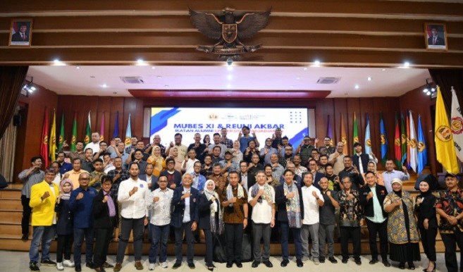 Penjabat Gubernur Jawa Barat Bey Machmudin membuka Musyawarah Besar Ikatan Alumni (IKA) Universita Padjadjaran (Unpad) XI di Aula Graha Sanusi Unpad, Kota Bandung, Sabtu (7/12/2024). Dalam kesempatan itu, Bey menyampaikan apresiasinya terhadap peran IKA Unpad dalam mendukung berbagai program Pemda Provinsi Jawa Barat.