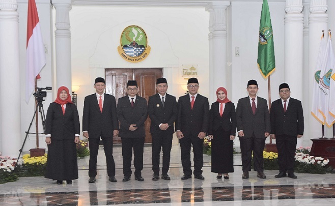 Penjabat Gubernur Jawa Barat Bey Machmudin melantik anggota Komisi Penyiaran Indonesia Daerah (KPID) Provinsi Jawa Barat periode 2024-2027 di Gedung Sate, Kota Bandung, Selasa (31/12/2024). Bey Machmudin mengungkapkan KPID Jawa Barat sangat penting dan dibutuhkan dalam mengimplementasikan pengawasan penyiaran, sosialisasi regulasi/ kebijakan, literasi media, advokasi, dan pembangunan sumber daya manusia di Jawa Barat agar menjadi lebih baik.