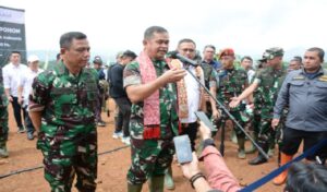 Pangdam III/Siliwangi, Mayjen TNI Dadang Arif Abdurahman, S.E., M.Si., CHRMP., mendampingi Kasad Jenderal TNI Maruli Simanjuntak, M.Sc., dalam rangka pencanangan Agro Forestry pada lahan PTPN Gunung Hejo Darangdan Purwakarta, Selasa (17/12/2024). Penanaman pohon buah dilakukan sebagai bagian dari program Community Forest sekaligus merealisasikan program "TNI AD Bersatu dengan Alam," sebagai wujud kontribusi TNI AD terhadap pelestarian lingkungan dan mendorong program ketahanan pangan nasional.