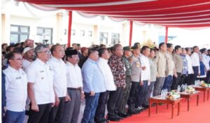 Pimpinan BAZNAS Provinisi Jawa Barat bersama Penjabat Gubernur Jabar Bey Machmudin dan tiga menteri meluncurkan program Penanganan Pemerlu Pelayanan Kesejahteraan Sosial (PPKS) Perkotaan di Apartemen Transit Rancaekek, Kabupaten Bandung, Rabu (18/12/2024). Program Penanganan PPKS Perkotaan dikawal tiga kementerian sekaligus yakni Menko Bidang Infrastruktur dan Pembangunan Kewilayahan, Kementerian Dalam Negeri, dan Kementerian Perumahan dan Kawasan Permukiman.