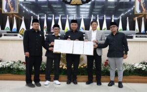 Ketua DPRD Provinsi Jawa Barat Buky Wibawa mengatakan, dengan telah ditandatanganinya (penetapan) Peraturan DPRD tentang Tata Tertib DPRD Provinsi Jawa Barat. Maka DPRD Jawa Barat telah memiliki landasan yang baru dalam pelaksanaan tugas dan fungsi DPRD. 