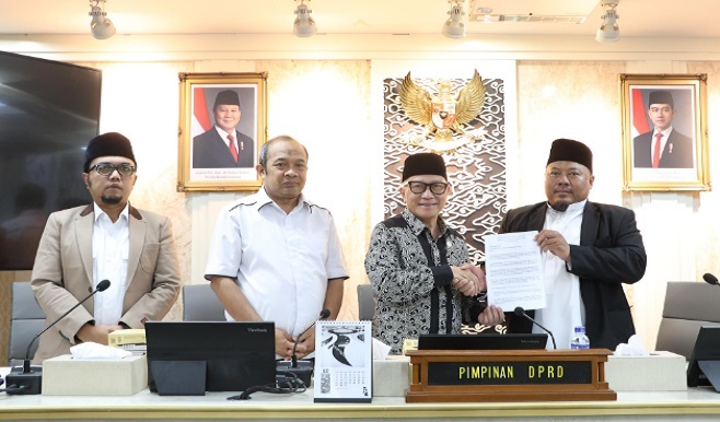 DPRD Provinsi Jawa Barat menyebut sinergitas antara pemerintah dan masyarakat sangat penting dalam menjaga kondusifitas lingkungan sosial khususnya bidang keagamaan. Terutama dengan kalangan ulama yang menjadi salah satu sentral penting dalam menjaga kontrol sosial untuk pemerintah daerah. Hal itu mencuat dalam audiensi Ulama Dan Tokoh Jawa Barat saat beraudiensi dengan Pimpinan DPRD Provinsi Jawa Barat di Gedung DPRD Provinsi Jawa Barat, Jalan Diponegoro No. 27, Kota Bandung, Rabu (18/12/2024). Ketua DPRD Provinsi Jawa Barat, Buky Wibawa Karya Guna mengatakan, seperti diketahui bahwa gubernur Jawa Barat (Dedi Mulyadi-red) terpilih memiliki latar belakang sebagai budayawan di Jawa Barat. Sebagai orang budayawan tentu erat kaitannya dengan kebudayaan Jawa Barat yang cenderung menjunjung tinggi nilai-nilai luhur. Bahkan dapat dikatakan telah menyatu dengan alam sehingga sangat-sangat menghargai tanah air, seperti contoh terdapatnya upacara-upacara yang konteksnya menghormati alam.