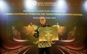 bank bjb berhasil meraih penghargaan sebagai Bank dengan Layanan Kas Terbaik 2024 pada acara Pertemuan Tahunan Bank Indonesia (PTBI) Provinsi Jawa Barat. Penghargaan ini diberikan oleh Bank Indonesia sebagai bentuk apresiasi atas dedikasi bank bjb dalam memberikan layanan terbaik kepada nasabah. Adapun penghargaan diterima oleh Direktur Kepatuhan bank bjb Cecep Trisna pada hari Jumat, 29 November 2024, di Trans Convention Center, Bandung. Penghargaan ini menjadikan layanan terbaik sebagai prinsip utama bank bjb dalam menjalankan bisnis perbankan. bank bjb memahami bahwa pelayanan yang berkualitas merupakan kunci keberhasilan dalam membangun hubungan jangka panjang dengan nasabah. Oleh karena itu, bank bjb senantiasa berusaha untuk menghadirkan pengalaman pelayanan yang optimal di setiap transaksi.