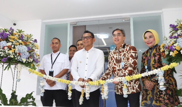 bank bjb terus berkomitmen untuk memberikan pelayanan terbaik kepada nasabah setianya. Dalam upaya meningkatkan kualitas layanan, bank bjb merelokasi kantor Cabang Pembantu (KCP) Sudirman Bogor ke lokasi baru yang lebih strategis. Langkah ini merupakan bagian dari strategi bank bjb untuk terus memenuhi kebutuhan dan kepuasan nasabah sebagai prioritas utama. Relokasi kantor ini dilakukan untuk mendekatkan layanan kepada masyarakat, dengan fasilitas yang lebih lengkap dan modern. Lokasi baru KCP Sudirman Bogor kini berada di Jl. Pemuda No.9, Kelurahan Sempur, Kecamatan Bogor Tengah, Kota Bogor.