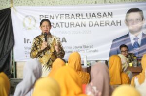 DPRD Jawa Barat meminta Pemerintah Provinsi Jawa Barat melakukan pemetaan ulang terkait dengan kondisi lingkungan yang ada di wilayah Jawa Barat. Mengingat saat ini memasuki cuaca ekstrem melanda beberapa daerah di Jabar yang mengakibatkan berbagai bencana seperti banjir dan longsor yang terjadi di Kabupaten Sukabumi dan Kabupaten Cianjur. Hal tersebut diungkapkan Wakil Ketua DPRD Provinsi Jawa Barat, MQ Iswara disela kegiatan Penyebarluasan Peraturan Daerah Provinsi Jawa Barat No 4 tahun 2023 tentang Rencana Perlindungan dan Pengelolaan Lingkungan Hidup kepada masyarakat Jalan Babakan Sari, Kota Bandung, Kamis (5/12/2024).