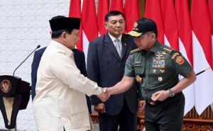 Panglima TNI Jenderal TNI Agus Subiyanto mengantar Presiden RI Prabowo Subianto melaksanakan agenda kunjungan kenegaraan ke Luar Negeri untuk melakukan pertemuan bilateral dengan negara-negara sahabat, bertempat di Baseops Lanud Halim Perdanakusuma, Jakarta Timur, Selasa (17/12/2024).