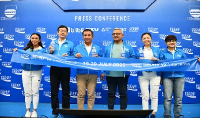 Ajang lari bergengsi Pocari Sweat Run Indonesia 2025 resmi diluncurkan melalui konferensi pers yang digelar di Aula Barat Gedung Sate, Kota Bandung, Rabu (22/1/2025). Acara peluncuran ini dihadiri oleh Penjabat Gubernur Jawa Barat Bey Machmudin, Wali Kota Bandung terpilih Muhammad Farhan, dan Marketing Director PT Amerta Indah Otsuka, Puspita Winawati. Dalam sambutannya, Bey Machmudin memberikan apresiasi tinggi terhadap penyelenggaraan tahun ini yang dinilai lebih matang dan inovatif dibandingkan sebelumnya.