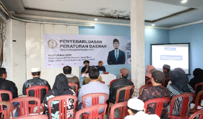 Wakil Ketua DPRD Provinsi Jawa Barat Acep Jamaludin melaksanakan Kegiatan Penyebarluasan Peraturan Daerah (Perda) di Kelurahan Cigondewah, Kecamatan Bandung Kulon, Kota Bandung Senin, (13/1/25). Adapun pembahasan dalam kegiatan tersebut terkait Peraturan Daerah (Perda) Provinsi Jawa Barat Nomor 5 Tahun 2023 tentang Optimalisasi Penyelenggaraan Perlindungan Tenaga Kerja Melalui Jaminan Sosial Ketenagakerjaan.