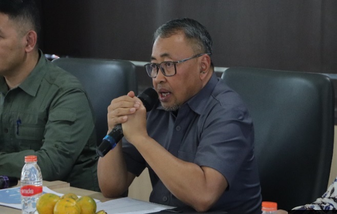 Komisi V DPRD Provinsi Jawa Barat menilai banyak rumah sakit di kawasan industri masih berstatus kelas C atau D seperti RSUD KK di Kabupaten Bandung yang memiliki keterbatasan dalam hal fasilitas, dan jenis layanan spesialis yang dapat diberikan. Sehingga diperlukan percepatan layanan kesehatan para pekerja di Jawa Barat menjadi salah satu faktor yang penting. Hal tersebut dikemukakan Ketua Komisi V DPRD Provinsi Jawa Barat, Yomanius Untung dalam kunjungannya bersama Anggota Komisi V DPRD Provinsi Jawa Barat ke RSUD Kesehatan Kerja Provinsi Jawa Barat di Kabupaten Bandung dalam rangka meninjau kelengkapan sarana prasarana kesehatan serta sinkronisasi program dan kegiatan Tahun 2025, Selasa (7/1/2025).