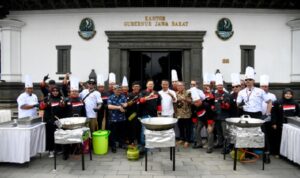 Penjabat Gubernur Jawa Barat, Bey Machmudin, mengungkapkan bahwa Pesta Kuliner Jawa Barat 2025 dengan tema Sono Ku Rasa, Sono Ku Nikmat menjadi ajang istimewa bagi masyarakat yang merindukan kelezatan kuliner legendaris dari 27 kabupaten/kota di Jawa Barat. "Pesta Kuliner ini hadir untuk mengobati rasa kangen terhadap makanan-makanan legendaris Jawa Barat. Di sini, masyarakat dapat menikmati berbagai kuliner autentik dari setiap daerah di Jawa Barat,” ujar Bey Machmudin usai membuka acara di Gedung Sate, Kota Bandung, Jum'at (31/1/2025).