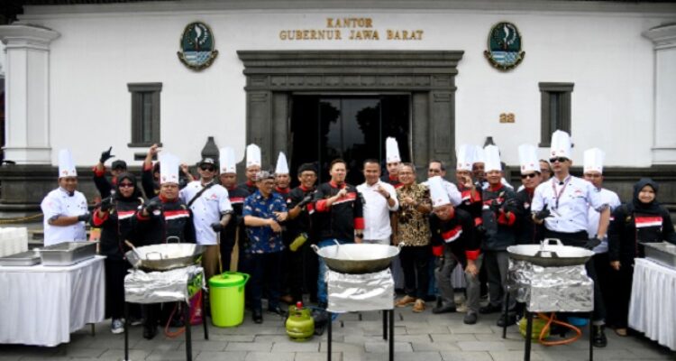 Penjabat Gubernur Jawa Barat, Bey Machmudin, mengungkapkan bahwa Pesta Kuliner Jawa Barat 2025 dengan tema Sono Ku Rasa, Sono Ku Nikmat menjadi ajang istimewa bagi masyarakat yang merindukan kelezatan kuliner legendaris dari 27 kabupaten/kota di Jawa Barat. "Pesta Kuliner ini hadir untuk mengobati rasa kangen terhadap makanan-makanan legendaris Jawa Barat. Di sini, masyarakat dapat menikmati berbagai kuliner autentik dari setiap daerah di Jawa Barat,” ujar Bey Machmudin usai membuka acara di Gedung Sate, Kota Bandung, Jum'at (31/1/2025).