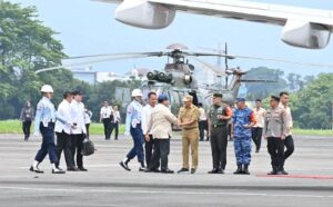 Presiden Republik Indonesia, Prabowo Subianto ke Kota Bandung melalui Pangkalan TNI AU Husein Sastranegara, Kota Bandung, pada Senin, 20 Januari 2025. Prabowo menyambangi Kota Bandung dalam rangka kunjungan kerja ke Jawa Barat. Kedatangan Presiden Prabowo disambut langsung oleh Penjabat Gubernur Jawa Barat, Bey Triadi Machmudin dan Penjabat (Pj) Wali Kota Bandung, A. Koswara beserta jajaran Forum Komunikasi Pimpinan Daerah (Forkopimda).