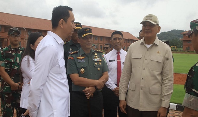 Panglima Kodam III/Siliwangi, Mayjen TNI Dadang Arif Abdurahman, S.E., M.Si., CHRMP., mendampingi Menteri Pertahanan Republik Indonesia, Letjen TNI Purn Sjafrie Sjamsoeddin, dalam kunjungan kerja ke wilayah Kodam III/Slw khususnya di Bandung dan Cimahi, Kamis (09/01/2025). Menhan didampingi oleh Wakasad, Irjen dan Kabaranahan Kemhan, Kapuspalad beserta para Dircab Puspalad, Asops dan Aslog Kasdam III/Slw serta Danyonarmed 4/Pry.