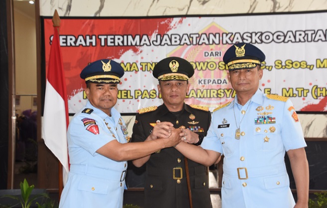 Dankogartap II/Bdg, Mayjen TNI Dadang Arif Abdurahman, S.E., M.Si., CHRMP., memimpin upacara Serah Terima Jabatan (Sertijab) Kaskogartap II/Bandung di Mako Gartap II/Bandung, Jl. Nias No. 03, Kota Bandung, Senin (13/01/2025). Jabatan Kaskogartap II/Bandung resmi diserahterimakan dari Marsma TNI Tri Bowo Setyo C., S.Sos., M.M., kepada Kolonel Pas Novlamirsyah, S.E., M.Tr.(Han). Prosesi Sertijab ditandai dengan penanggalan dan pemasangan tanda jabatan, penandatanganan berita acara serah terima jabatan, serta penandatanganan pakta integritas.