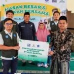 PT Jasa Sarana bersama Badan Amil Zakat Nasional (Baznas) Jawa Barat menggelar program Makan Bergizi Gratis bagi para siswa Madrasah Tsanawiyah (MTs) Al-Faqihiyah, Kabupaten Bandung. Kegiatan ini merupakan bagian dari upaya meningkatkan gizi anak-anak sekolah serta mendukung kesejahteraan pendidikan di wilayah Jawa Barat. Acara seremonial berlangsung dengan penuh antusiasme, dihadiri oleh perwakilan PT Jasa Sarana, Baznas Jabar, pihak sekolah, serta para siswa. Direktur PT Jasa Sarana dalam sambutannya menyampaikan bahwa program ini bertujuan untuk mendukung generasi muda yang sehat dan cerdas.