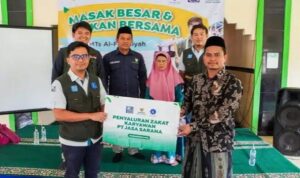 PT Jasa Sarana bersama Badan Amil Zakat Nasional (Baznas) Jawa Barat menggelar program Makan Bergizi Gratis bagi para siswa Madrasah Tsanawiyah (MTs) Al-Faqihiyah, Kabupaten Bandung. Kegiatan ini merupakan bagian dari upaya meningkatkan gizi anak-anak sekolah serta mendukung kesejahteraan pendidikan di wilayah Jawa Barat. Acara seremonial berlangsung dengan penuh antusiasme, dihadiri oleh perwakilan PT Jasa Sarana, Baznas Jabar, pihak sekolah, serta para siswa. Direktur PT Jasa Sarana dalam sambutannya menyampaikan bahwa program ini bertujuan untuk mendukung generasi muda yang sehat dan cerdas.