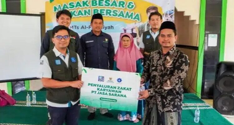 PT Jasa Sarana bersama Badan Amil Zakat Nasional (Baznas) Jawa Barat menggelar program Makan Bergizi Gratis bagi para siswa Madrasah Tsanawiyah (MTs) Al-Faqihiyah, Kabupaten Bandung. Kegiatan ini merupakan bagian dari upaya meningkatkan gizi anak-anak sekolah serta mendukung kesejahteraan pendidikan di wilayah Jawa Barat. Acara seremonial berlangsung dengan penuh antusiasme, dihadiri oleh perwakilan PT Jasa Sarana, Baznas Jabar, pihak sekolah, serta para siswa. Direktur PT Jasa Sarana dalam sambutannya menyampaikan bahwa program ini bertujuan untuk mendukung generasi muda yang sehat dan cerdas.