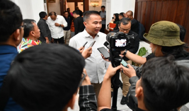 Pemerintah Daerah (Pemda) Provinsi Jawa Barat mengkaji efisiensi anggaran 2025 dengan relokasi dana hingga Rp 4 triliun. Kebijakan ini merupakan tindak lanjut Instruksi Presiden (Inpres) Nomor 1 Tahun 2025 yang bertujuan mengoptimalkan penggunaan anggaran di berbagai sektor prioritas. Dalam keterangannya, Penjabat Gubernur Jawa Barat, Bey Machmudin, menjelaskan efisiensi ini bukan pemangkasan APBD, melainkan relokasi anggaran Rp 2 – 4 triliun untuk program prioritas.