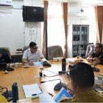 Pimpinan dan anggota Komisi II DPRD Kota Bandung melaksanakan rapat kerja lanjutan bersama Dinas Perdagangan dan Perindustrian (Disdagin), terkait rencana T.A. 2025, di Ruang Rapat Komisi II, Selasa, 11 Februari 2025. Rapat kerja dipimpin oleh Ketua Komisi II, H. Aries Supriyatna, S.H., M.H., serta dihadiri oleh para anggota Komisi II yakni, M. Bagja Jaya Wibawa, S.H., Indri Rindani, dan Sherly Theresia, A.Md., Keb., S.ST., M.A.R.S., M.M., yang mengikuti secara virtual melalui aplikasi zoom. Pada rapat kerja tersebut turut dibahas terkait fenomena yang sempat menjadi viral beberapa waktu lalu, yakni terhambatnya distribusi gas 3 kg, sehingga menyebabkan antrean di masyarakat.